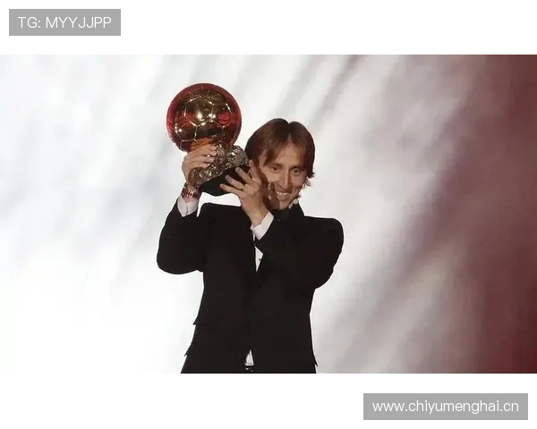 莫德里奇从8号位到自由中场的战术角色演变解析