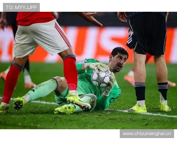 库尔图瓦与阿利松:门线扑救与出球组织风格对比分析 库尔图瓦与阿利松:门线扑救与出球组织风格对比分析